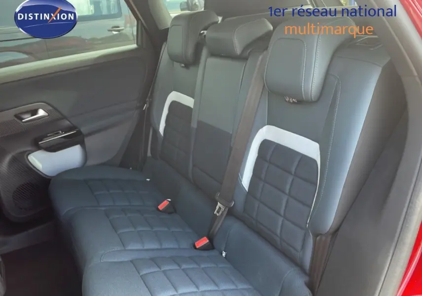 Vue intérieure du siège arrière côté droit du Citroën C5 Aircross rouge rubis, avec sellerie tissu et cuir noir à motifs carrés.