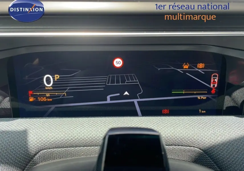 Tableau de bord numérique du Citroën C5 Aircross Hybrid, affichage de la navigation et vitesse, vue intérieure frontale.