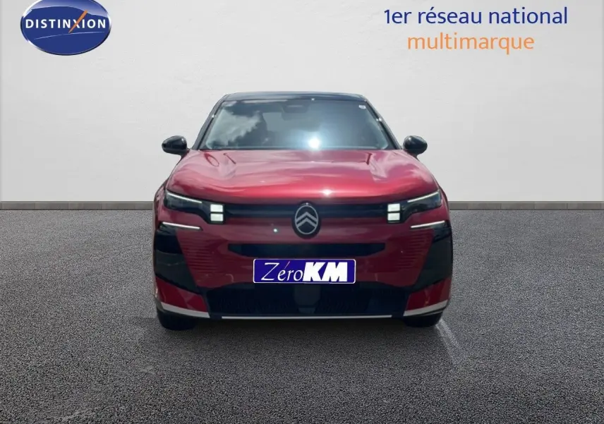 Citroën C5 Aircross Hybrid rouge rubis métal vue de face, avec calandre noire et feux LED distinctifs.