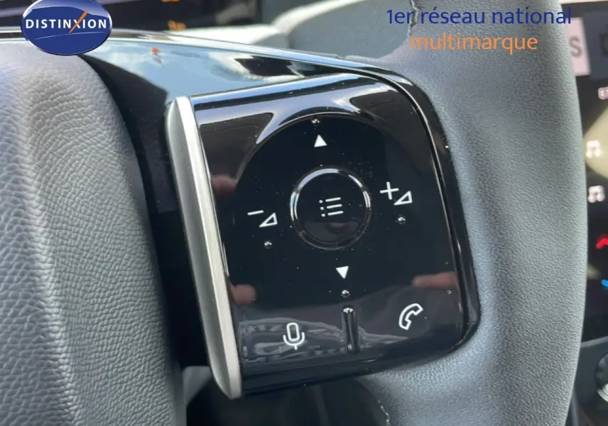 Gros plan sur les commandes vocales et téléphone au volant d’un Citroën C5 Aircross Hybrid rouge rubis métal.