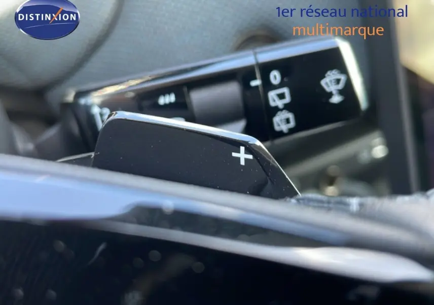 Gros plan sur la palette de changement de vitesse "+" et le commodo des essuie-glaces dans l'habitacle du Citroën C5 Aircross.