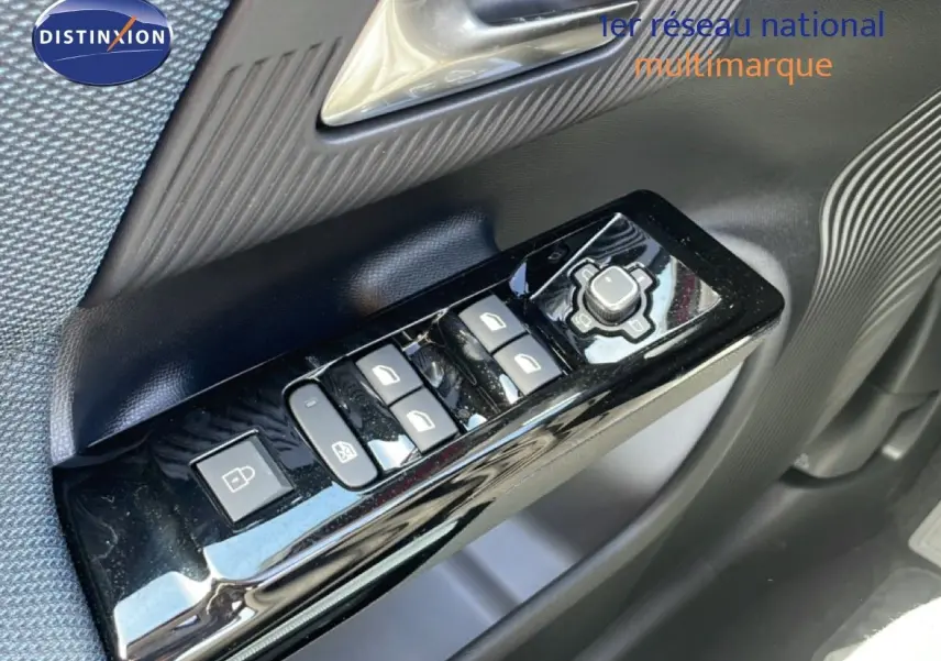 Gros plan sur les commandes de lève-vitres et rétroviseurs côté conducteur du Citroën C5 Aircross Hybrid rouge rubis.