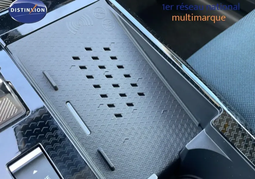 Gros plan sur la console centrale noire texturée du Citroën C5 Aircross Hybrid, avec partie siège tissu visible.