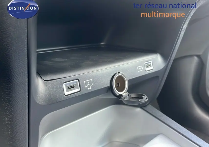 Prise USB-C et allume-cigare ouverts dans le rangement central d'un Citroën C5 Aircross Hybrid rouge rubis.