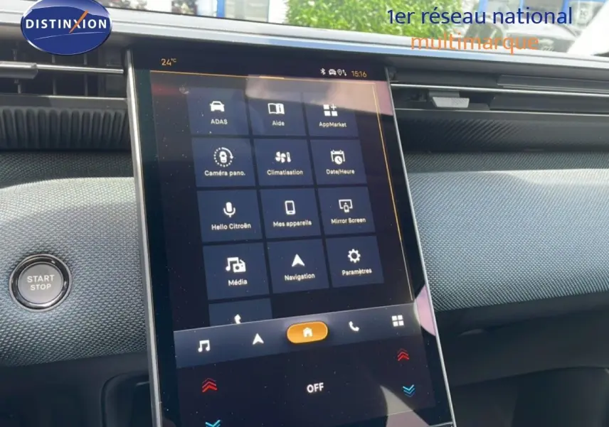 Vue rapprochée de l’écran tactile central du tableau de bord du Citroën C5 Aircross Hybrid rouge rubis.