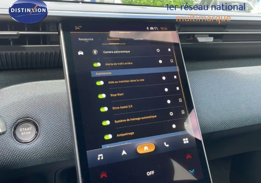 Écran tactile central en gros plan dans l’habitacle du Citroën C5 Aircross Hybrid rouge rubis, avec bouton Start/Stop visible.