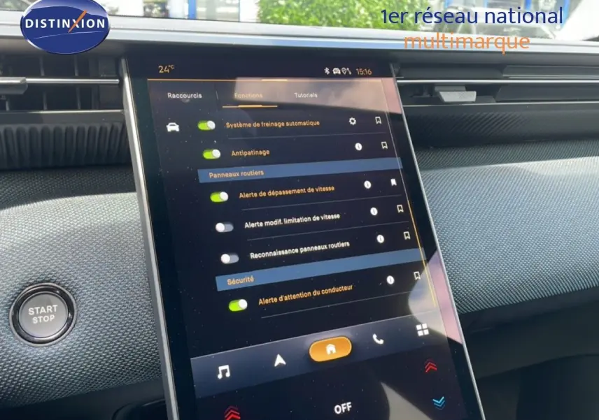Vue rapprochée de l’écran tactile central du tableau de bord du Citroën C5 Aircross Hybrid rouge rubis.