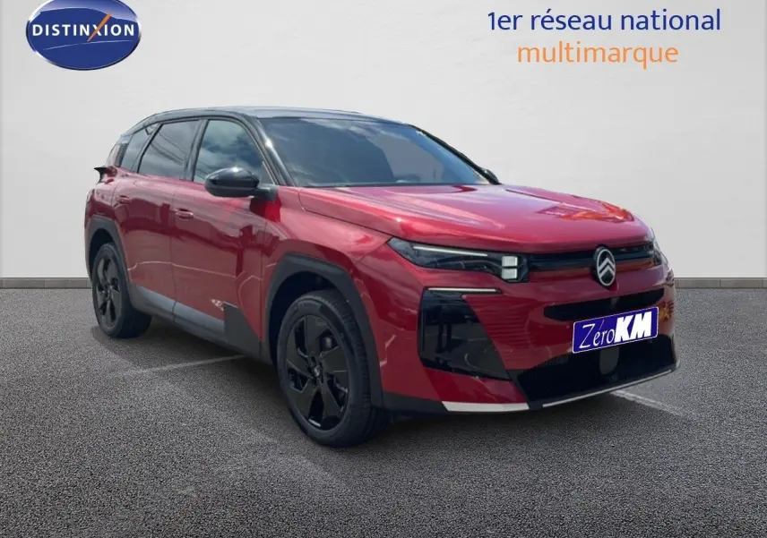 Citroën C5 Aircross Hybrid rouge rubis métal en 3/4 avant droit, avec jantes noires et calandre distinctive.