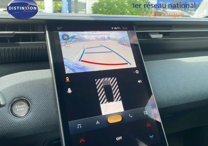 Écran tactile intérieur du Citroën C5 Aircross Hybrid rouge rubis, affichant la caméra de recul et les commandes.