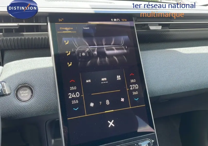 Vue intérieure centrée sur l'écran tactile du tableau de bord du Citroën C5 Aircross Hybrid rouge rubis, avec bouton start/stop visible.