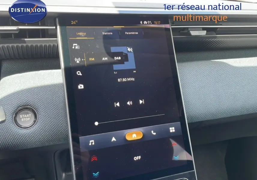 Vue rapprochée de l’écran tactile central et bouton Start/Stop du tableau de bord du Citroën C5 Aircross rouge rubis.
