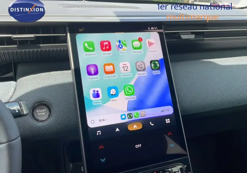 Vue intérieure centrée sur l'écran tactile vertical du tableau de bord du Citroën C5 Aircross Hybrid.