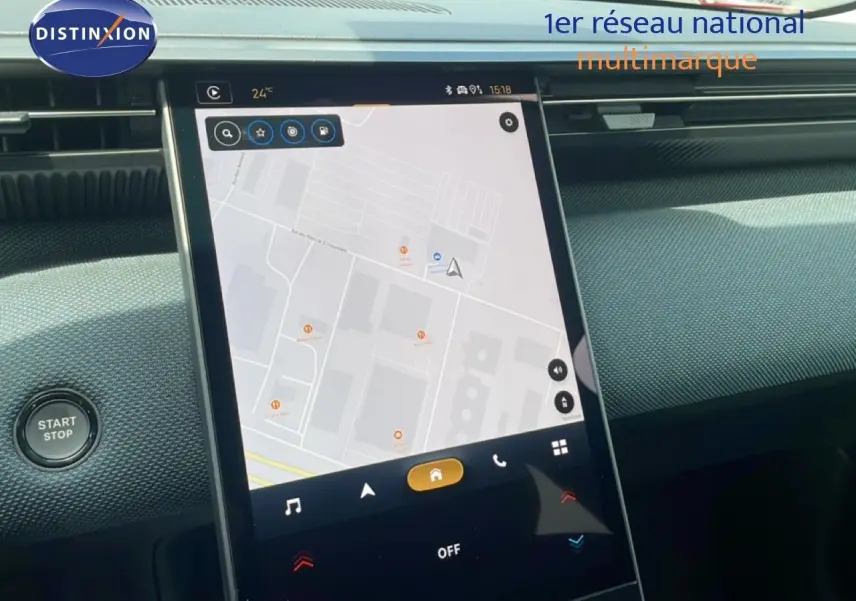Vue rapprochée de l’écran tactile central du Citroën C5 Aircross Hybrid avec affichage GPS, intérieur noir.