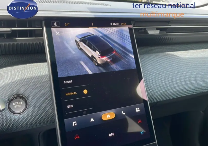 Vue intérieure du tableau de bord du Citroën C5 Aircross Hybrid avec écran tactile affichant une image 3D du véhicule.