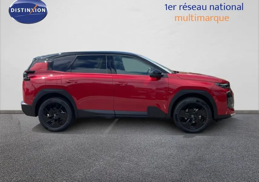 Profil gauche d'un Citroën C5 Aircross Hybrid rouge rubis métallisé avec jantes noires et toit noir contrasté.