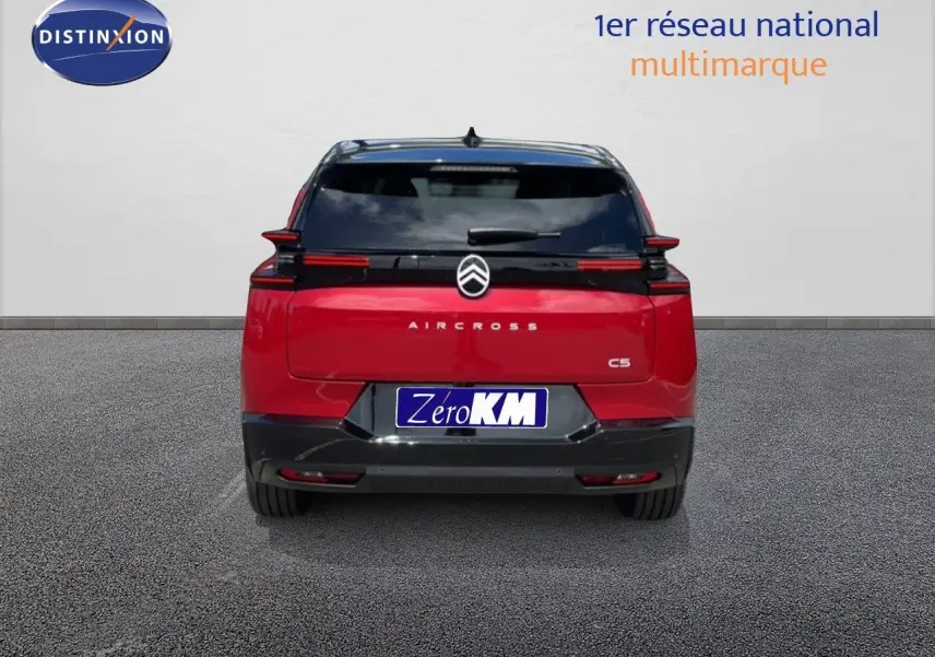 Vue arrière d'un Citroën C5 Aircross Hybrid rouge rubis métal avec logo et feux LED distinctifs.