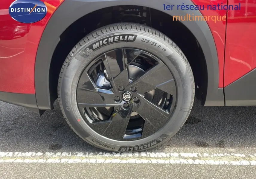 Gros plan sur la roue avant droite noire brillante du Citroën C5 Aircross Hybrid rouge rubis.