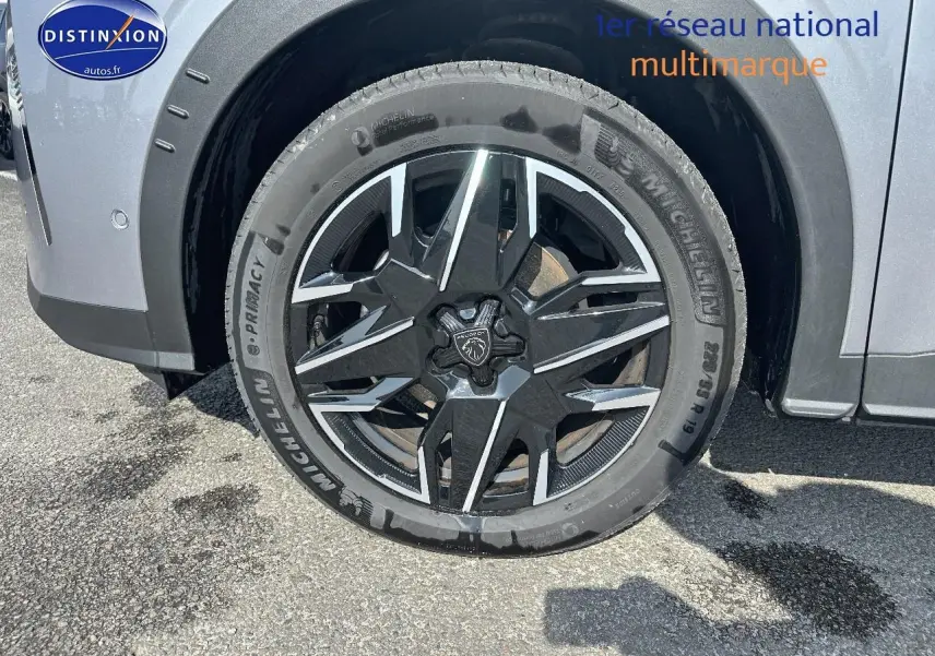Gros plan sur la roue avant gauche du Peugeot 3008 gris Artense avec jante alu noire et argentée.