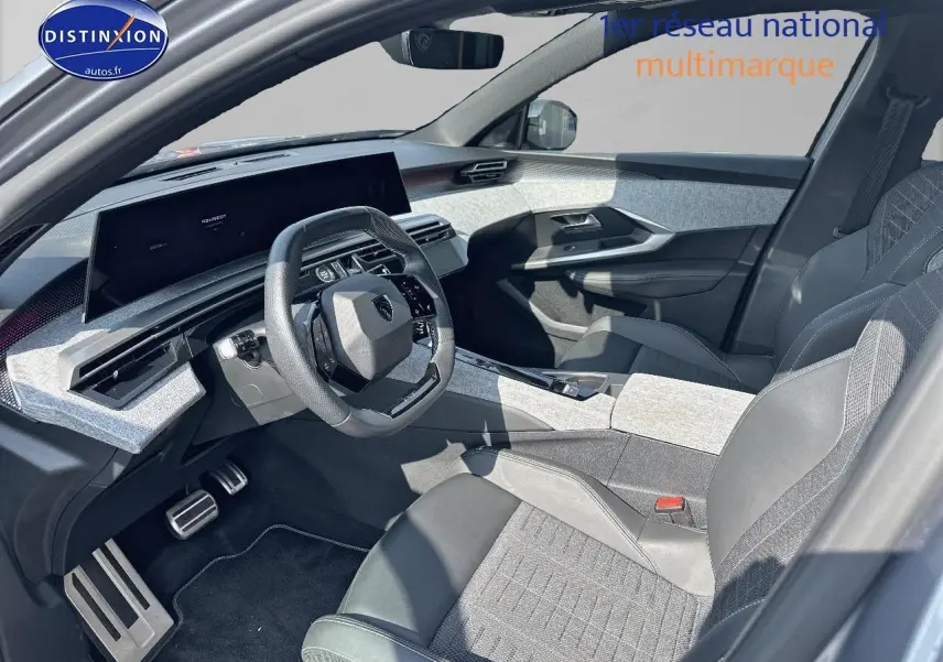 Vue intérieure côté conducteur du Peugeot 3008 gris Artense, avec volant cuir multifonction et tableau de bord digital.