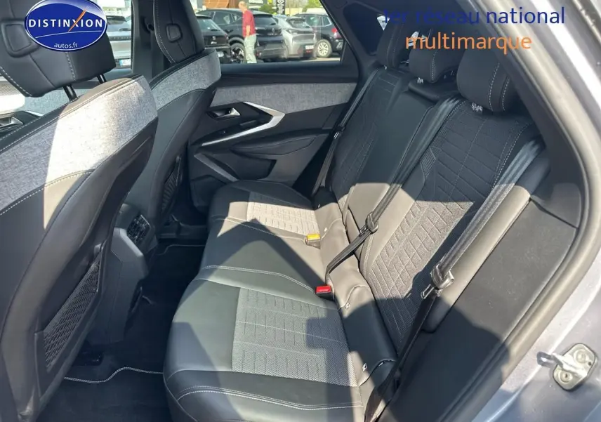 Vue côté droit de la banquette arrière en cuir et tissu gris du Peugeot 3008 1.2 hybrid 145 GT 2025.
