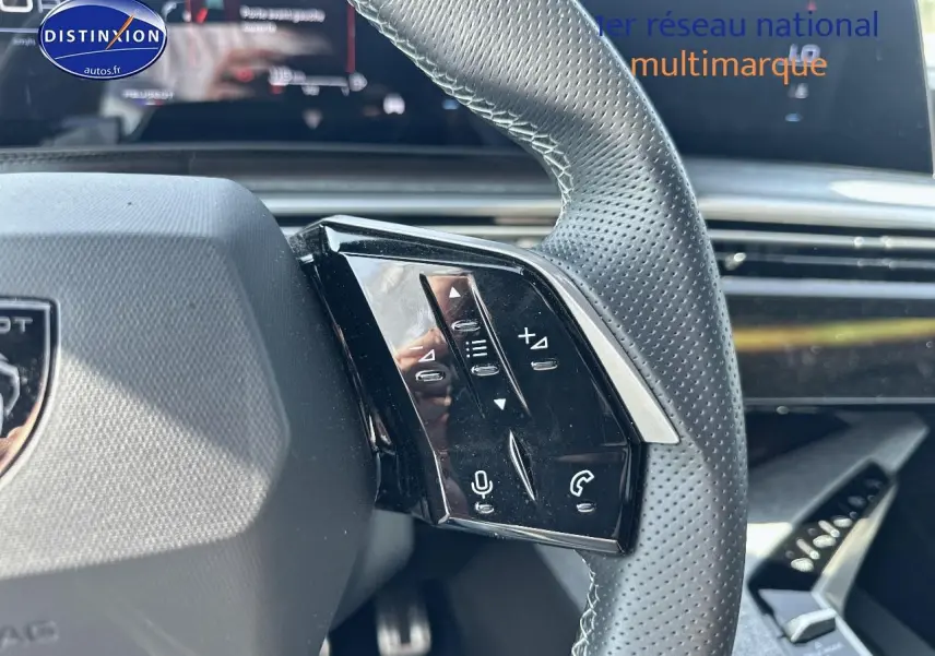 Gros plan sur le volant cuir perforé côté gauche du Peugeot 3008 gris Artense avec commandes multifonctions.