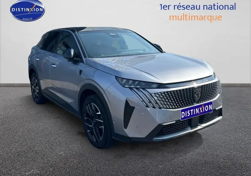 Peugeot 3008 gris artense en 3/4 avant droit, avec calandre distinctive et jantes alu noires.