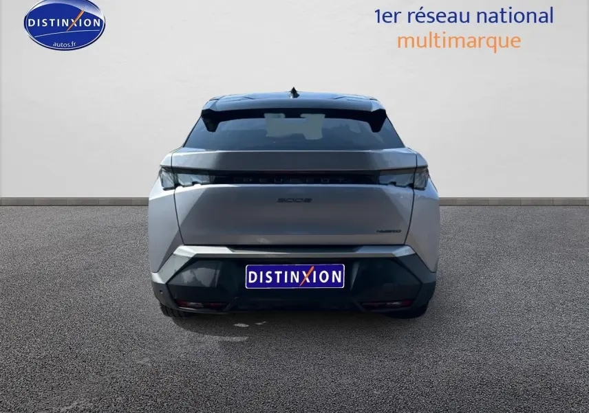 Vue arrière d'un Peugeot 3008 gris Artense 2025 avec feux arrière LED et becquet noir.