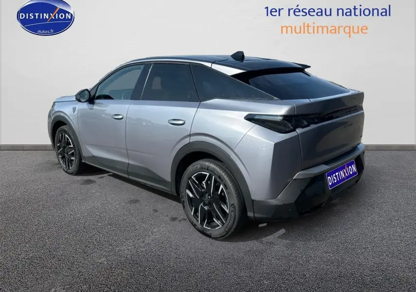 Vue 3/4 arrière droite du Peugeot 3008 gris Artense, avec jantes alu noires et vitres arrière surteintées.