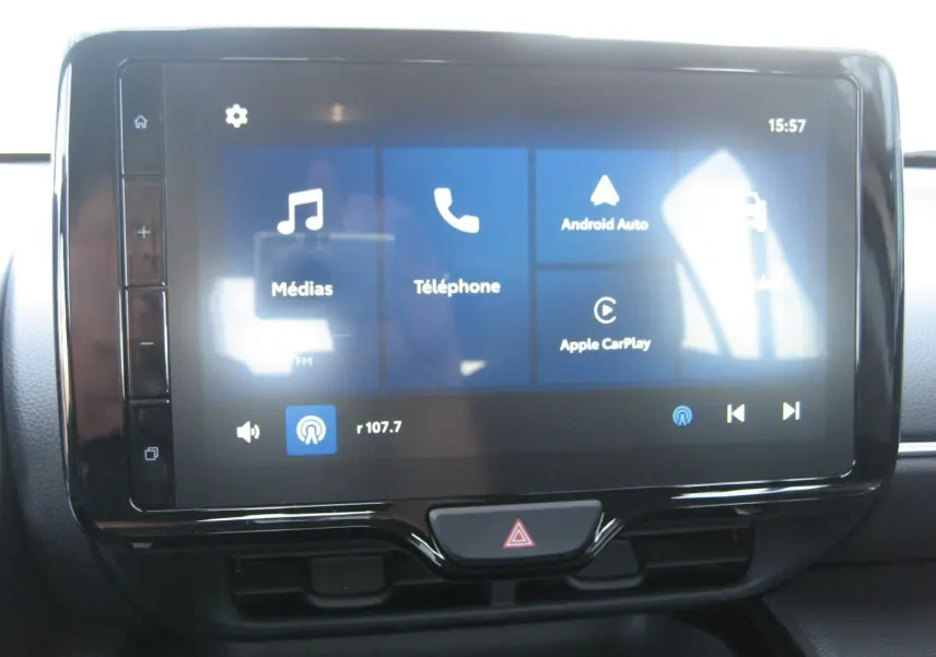 Écran tactile central de la Toyota Yaris Cross blanc, affichant les options médias, téléphone, Android Auto et Apple CarPlay.