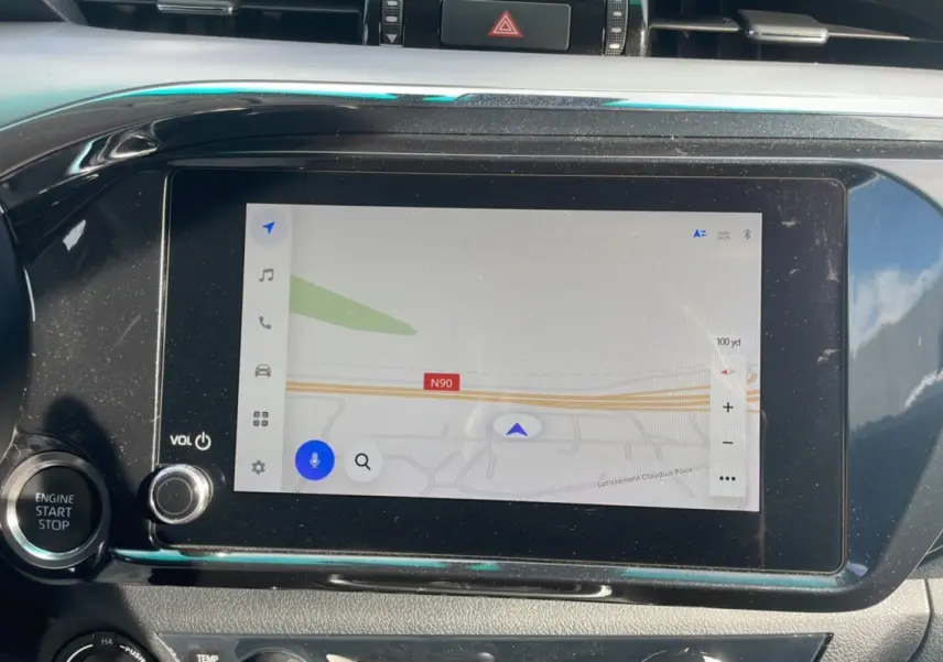 Écran tactile central avec navigation GPS dans l'habitacle du Toyota Hilux 4x4 gris acier 2025.