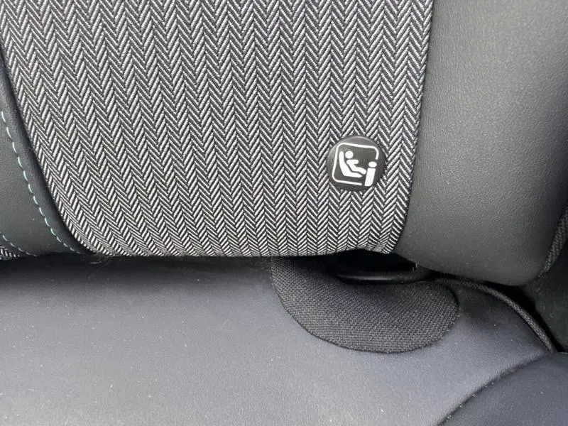 Détail de la fixation Isofix sur la banquette arrière en tissu gris à motif chevrons du Peugeot 3008 2022.