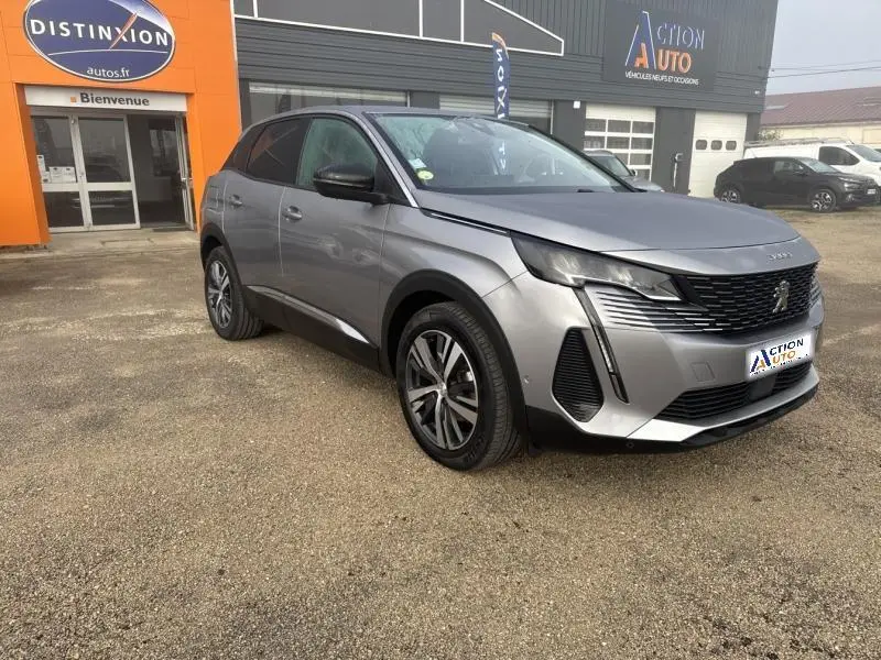Peugeot 3008 gris Artense vue 3/4 avant droit, mettant en valeur sa calandre noire et ses jantes alliage bi-ton.