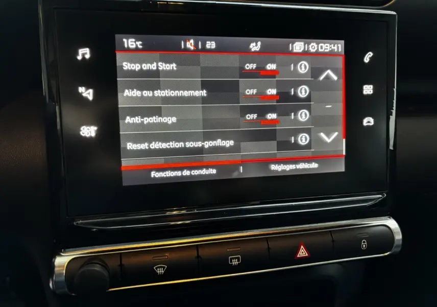 Écran tactile central du tableau de bord du Citroën C3 Aircross 2021 affichant les réglages de conduite.