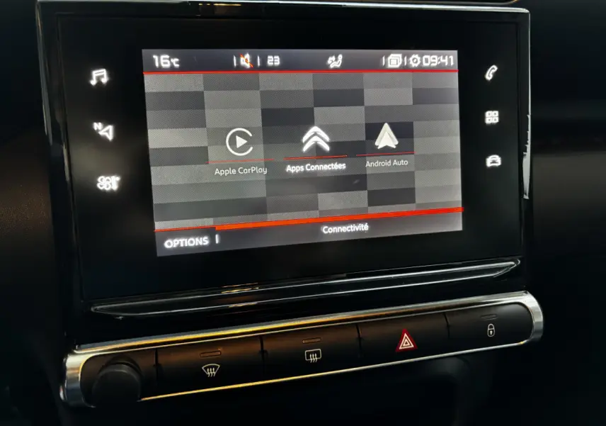 Écran central tactile du tableau de bord du Citroën C3 Aircross 2021 affichant les options Apple CarPlay et Android Auto.