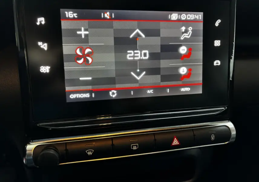 Écran tactile central du tableau de bord du Citroën C3 Aircross 2021 affichant la climatisation à 23°C.