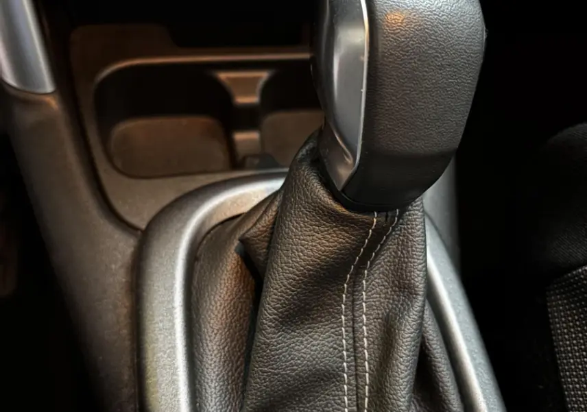 Gros plan sur le levier de vitesses automatique en cuir noir de la Citroën C3 Aircross blanc, version Shine Business 2021.