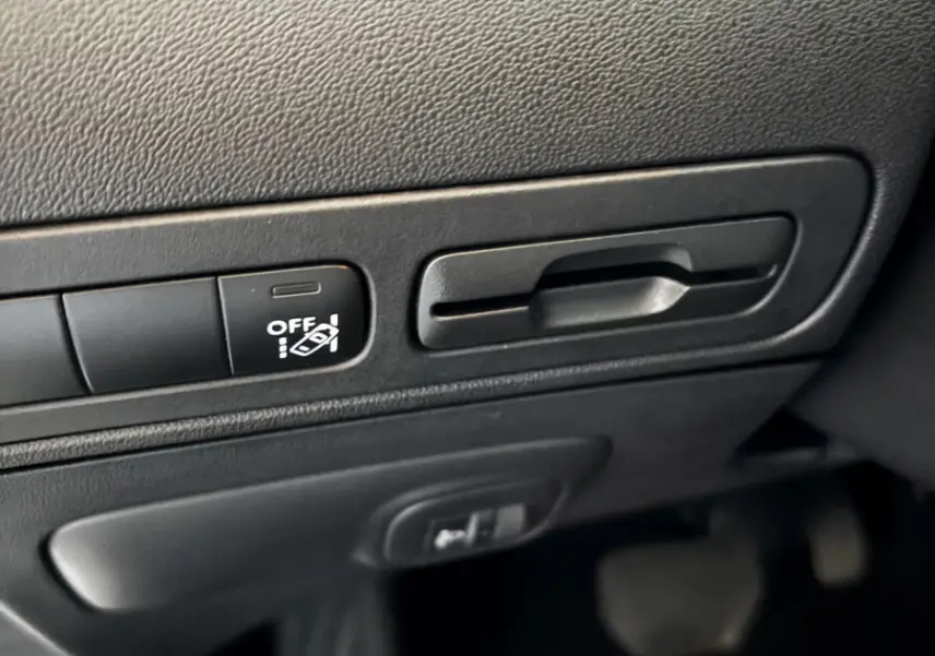 Détail intérieur côté conducteur de la Citroën C3 Aircross 2021 montrant les commandes de désactivation de l'aide au maintien de voie.