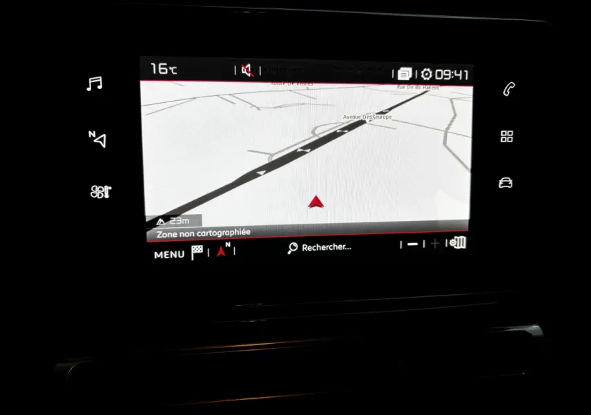 Écran tactile central du système de navigation du Citroën C3 Aircross blanc, affichant une carte avec zone non cartographiée.