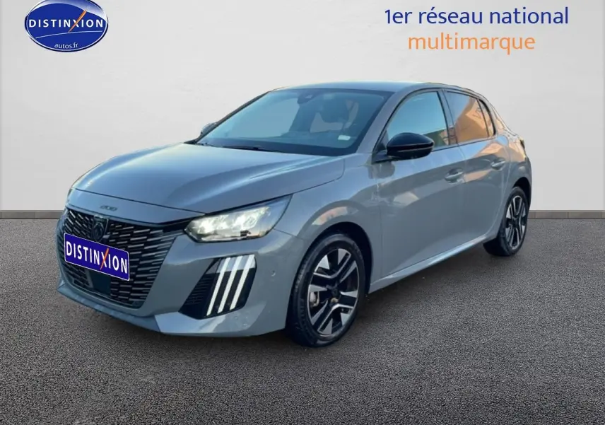 Peugeot 208 gris sellenium vue 3/4 avant droit, avec phares LED et jantes alliage distinctives.