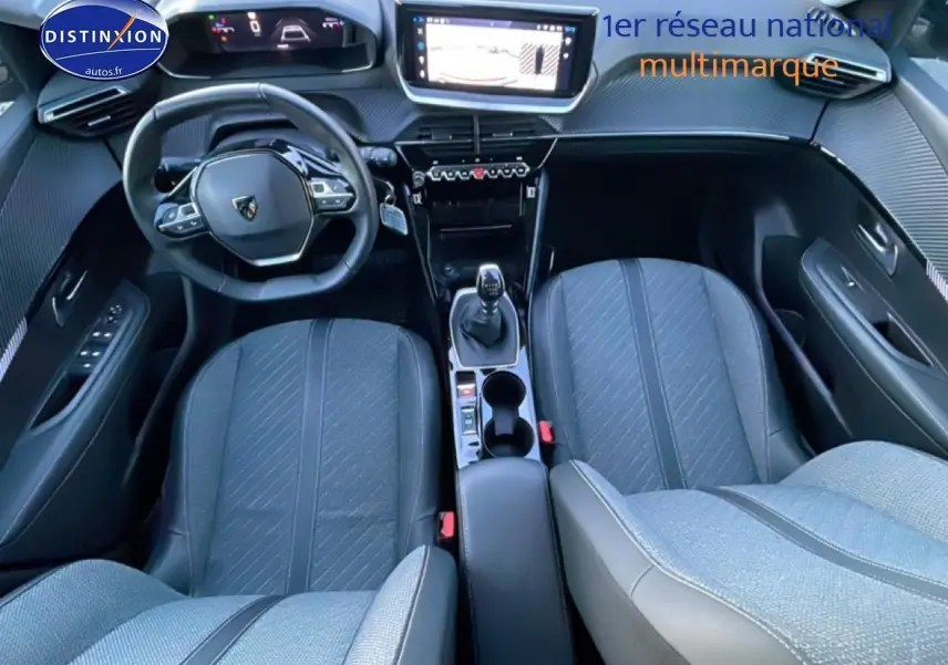Vue intérieure de la Peugeot 208 1.2 100 Allure, montrant le tableau de bord, volant compact et console centrale moderne.