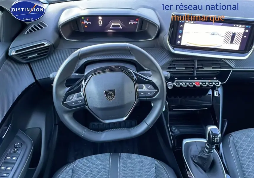 Vue intérieure centrée sur le volant et tableau de bord noir de la Peugeot 208 1.2 100 allure 2025.