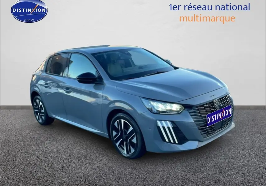 Peugeot 208 gris sellenium vue 3/4 avant droit avec phares LED et jantes alliage distinctives.