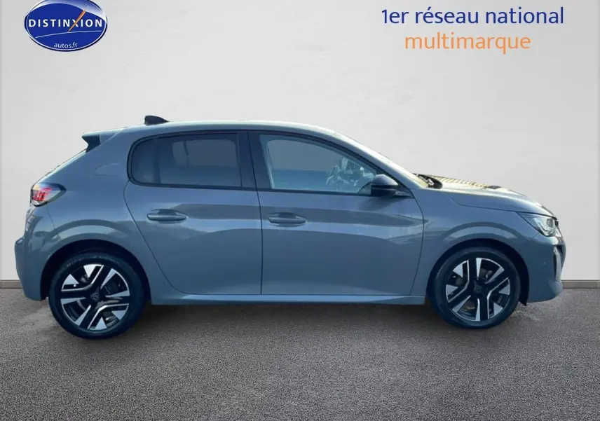Profil droit d'une Peugeot 208 1.2 100 Allure gris Sélénite avec jantes alliage et vitres teintées.