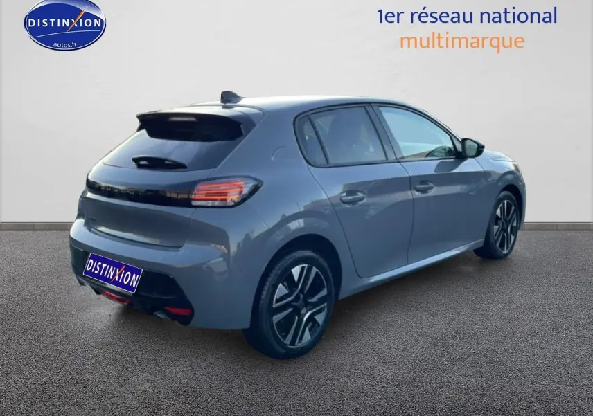 Vue 3/4 arrière droite d'une Peugeot 208 1.2 100 Allure gris Sélénite avec jantes alu et vitres teintées.
