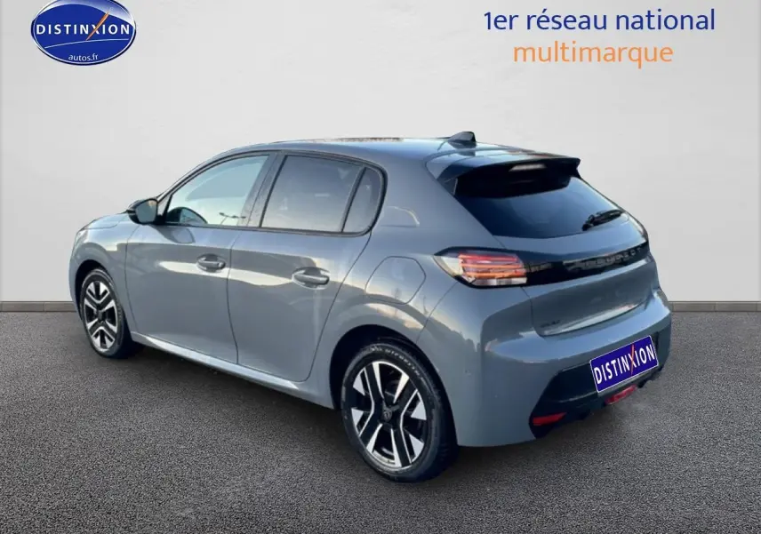 Vue 3/4 arrière droite d'une Peugeot 208 1.2 100 Allure gris Sélénite avec jantes alu et vitres teintées.