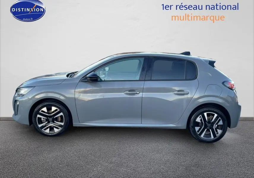 Profil côté gauche d'une Peugeot 208 1.2 100 Allure gris Sélénite avec jantes alliage et vitres teintées.