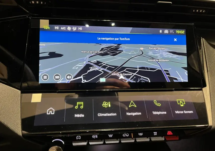 Vue rapprochée de l’écran tactile central du Peugeot 308 2024 gris Artense, affichant la navigation TomTom.