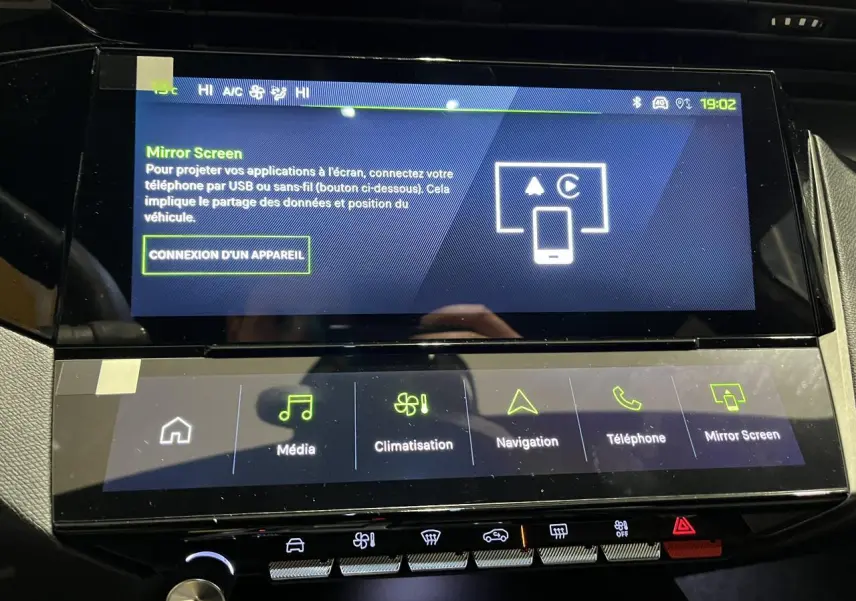 Écran tactile central intérieur de la Peugeot 308 2024 affichant le menu Mirror Screen et commandes multimédia.