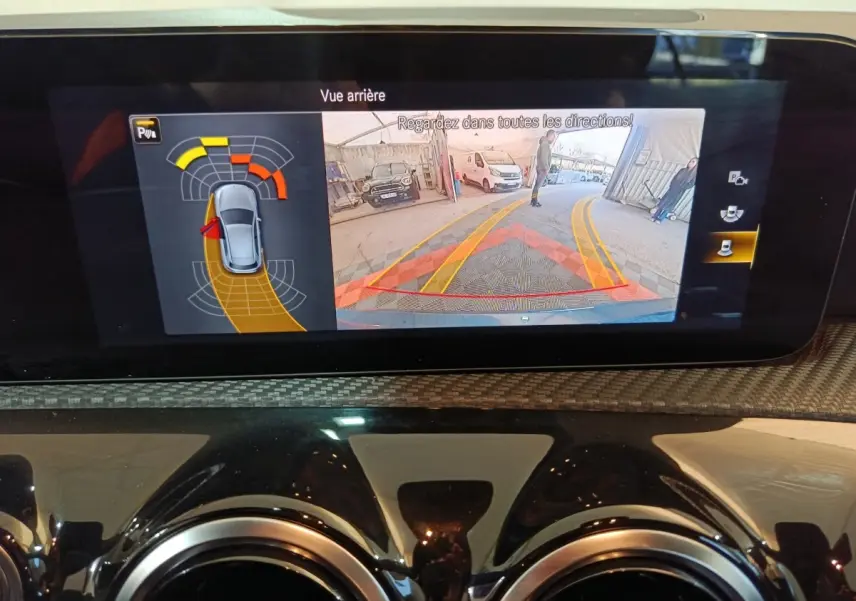 Écran central de la Mercedes Classe A 250 e Business Line 2021 affichant la caméra de recul avec aides au stationnement.