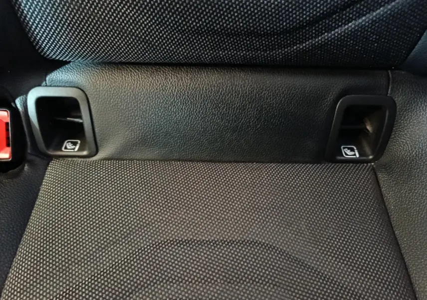 Gros plan sur la banquette arrière noire de la Mercedes Classe A avec fixations Isofix visibles.